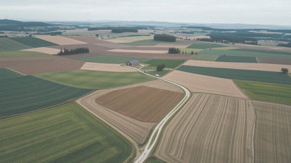 Jakie są wymagania dotyczące sprzedaży działki rolnej?