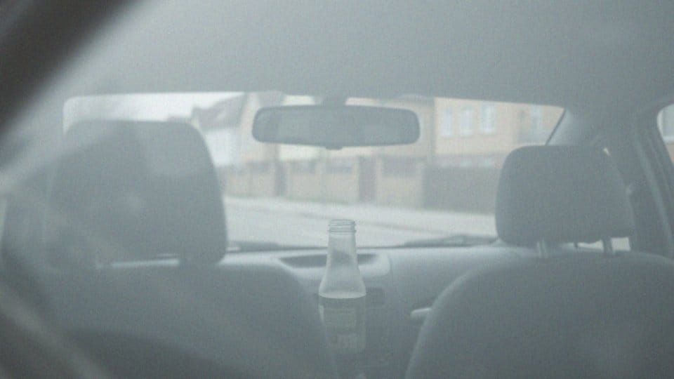 Czy pasażer może pić alkohol w samochodzie? Przepisy i zasady