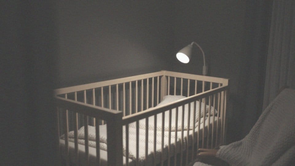 Nagły płacz niemowlaka podczas snu – przyczyny i sposoby na uspokojenie