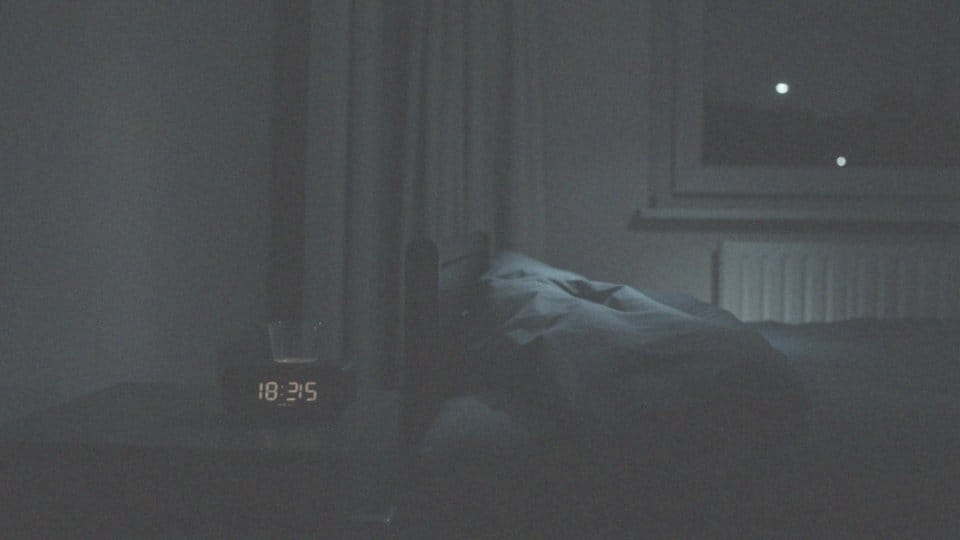 Szybkie bicie serca w nocy – przyczyny i jak sobie z tym radzić